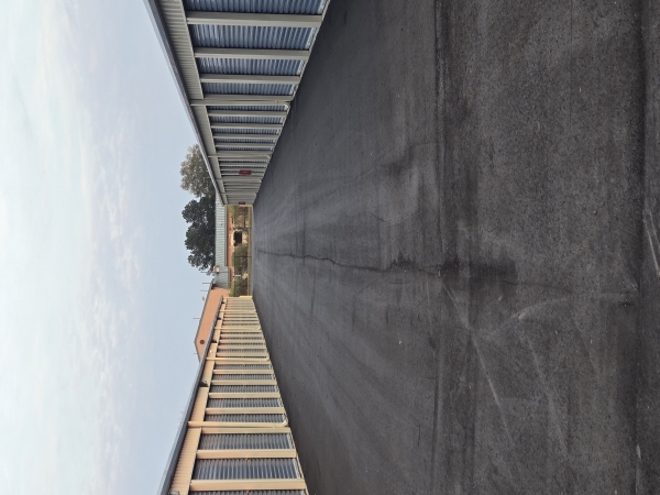 Facility photo: //images.sparefoot.com/medium/2436906957f044db801.jpg