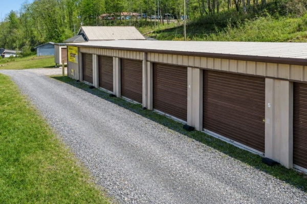 Facility photo: //images.sparefoot.com/medium/24369169ffec8e74bd9.jpg