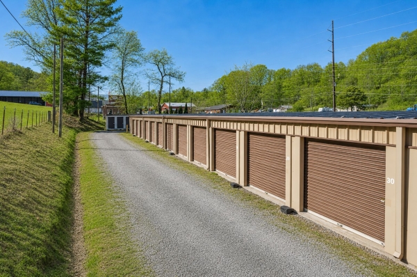 Facility photo: //images.sparefoot.com/medium/24369169ffeca292922.jpg