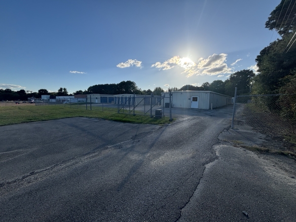 Facility photo: //images.sparefoot.com/medium/243720695dd883941b9.jpeg