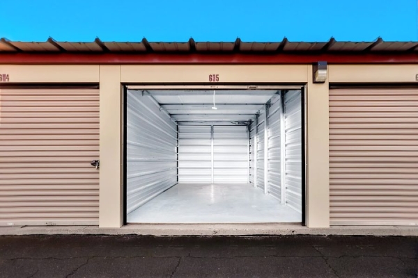 Facility photo: //images.sparefoot.com/medium/243722695e77a941b27.jpg