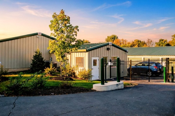 Facility photo: //images.sparefoot.com/medium/243725695fecde78879.jpg