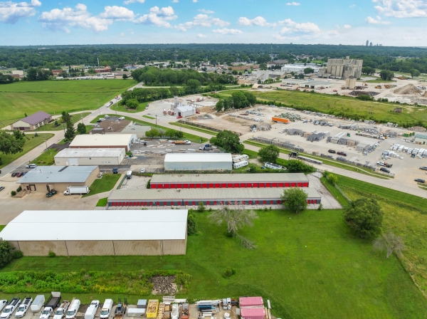 Facility photo: //images.sparefoot.com/medium/2437276a57d1cbb2f8f.jpg