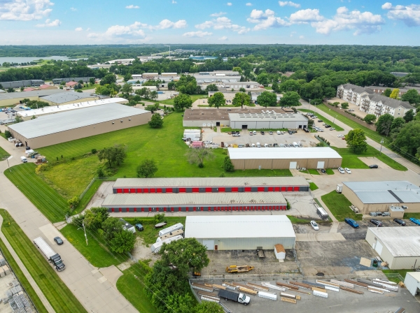 Facility photo: //images.sparefoot.com/medium/2437276a57d1cf4e928.jpg