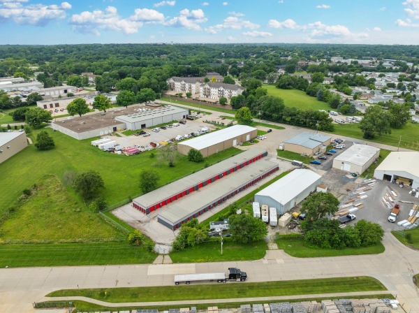 Facility photo: //images.sparefoot.com/medium/2437276a57d1d157b07.jpg