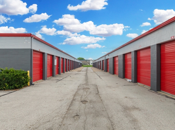 Facility photo: //images.sparefoot.com/medium/2437276a57d1d334660.jpg
