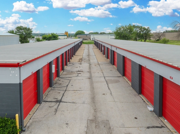 Facility photo: //images.sparefoot.com/medium/2437276a57d1d6aa1b7.jpg