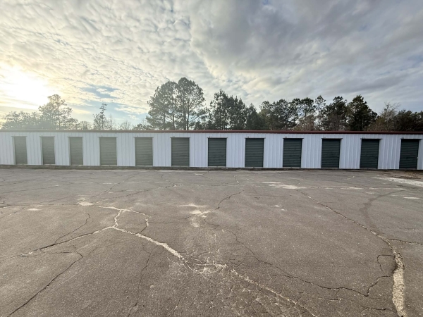 Facility photo: //images.sparefoot.com/medium/24373269782b0b04a49.jpg