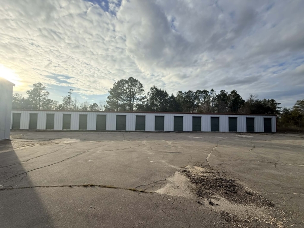 Facility photo: //images.sparefoot.com/medium/24373269782b17d3a47.jpg