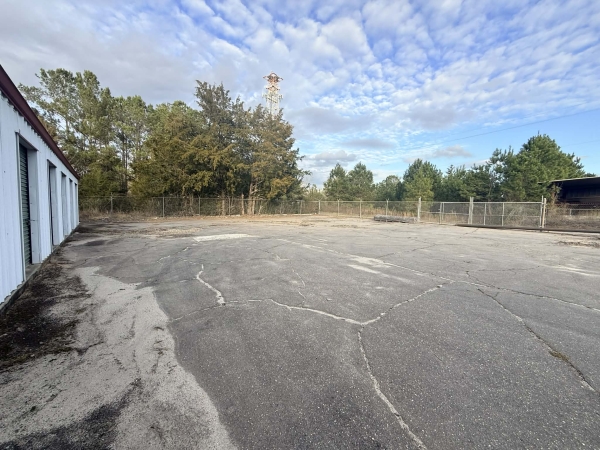 Facility photo: //images.sparefoot.com/medium/24373269782b27c235c.jpg