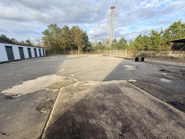 Facility photo: //images.sparefoot.com/medium/24373269782b7b9cfec.jpg