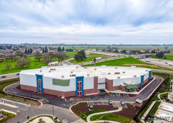 Facility photo: //images.sparefoot.com/medium/24373369786bd54c85d.jpg