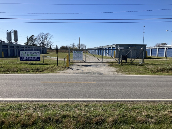 Facility photo: //images.sparefoot.com/medium/243745696002718cc07.jpg