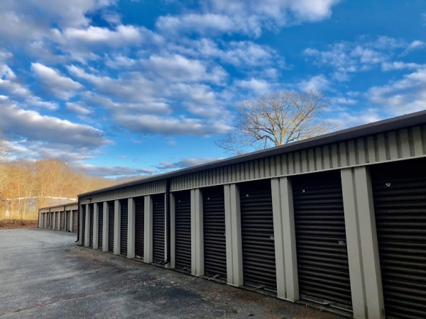 Facility photo: //images.sparefoot.com/medium/2437526973f48f4ffed.jpeg