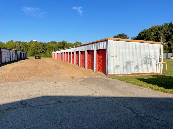 Facility photo: //images.sparefoot.com/medium/243757696577bc4c6ef.jpeg