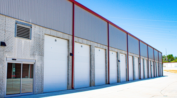 Facility photo: //images.sparefoot.com/medium/2437586965784b00b8f.jpg