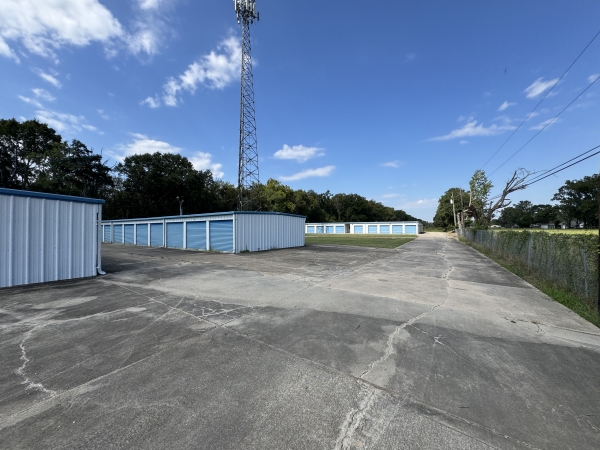 Facility photo: //images.sparefoot.com/medium/2437606965b2242a51b.jpg