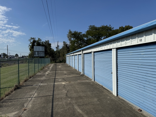 Facility photo: //images.sparefoot.com/medium/2437606965b233a7008.jpg