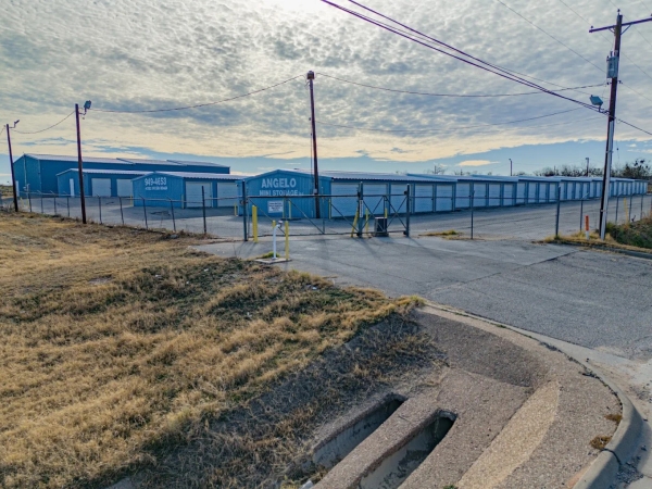 Facility photo: //images.sparefoot.com/medium/2437676966c177d6099.jpeg