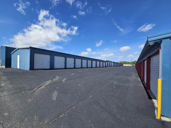 Facility photo: //images.sparefoot.com/medium/2437676966c1805cf0b.jpeg