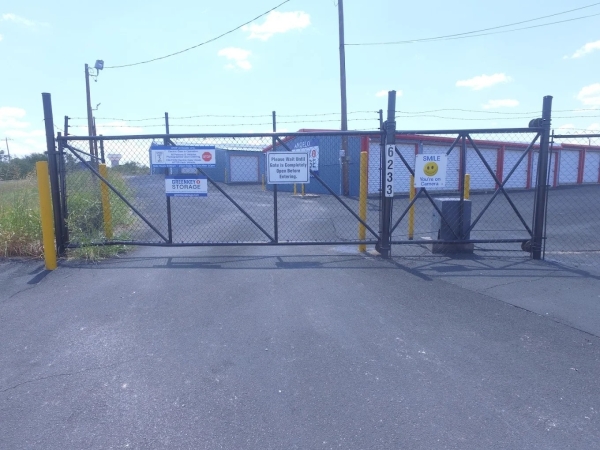 Facility photo: //images.sparefoot.com/medium/2437676966dc23c4ff4.jpeg