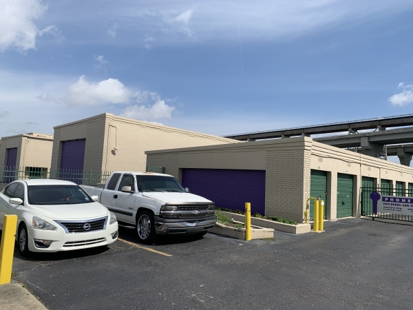 Facility photo: //images.sparefoot.com/medium/2437756966d4e4c5830.jpg