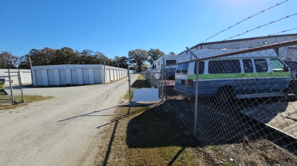 Facility photo: //images.sparefoot.com/medium/24380369693b4fcbacb.jpg