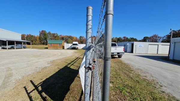 Facility photo: //images.sparefoot.com/medium/24380369693b638df38.jpg