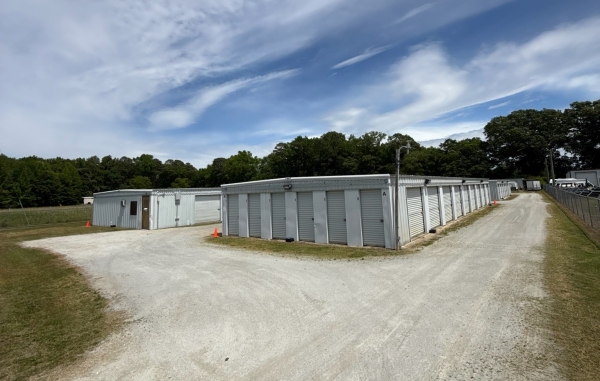 Facility photo: //images.sparefoot.com/medium/2438036a1f2ad8abd75.jpeg