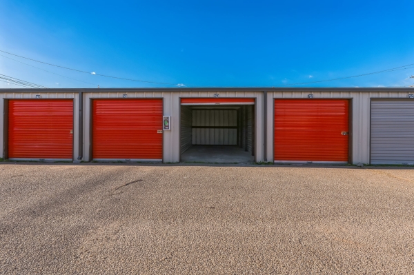 Facility photo: //images.sparefoot.com/medium/243806697144d5a7295.jpg