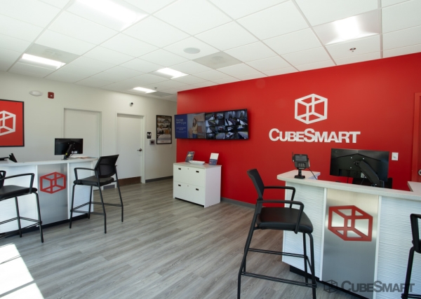 Facility photo: //images.sparefoot.com/medium/2438106a192ff13616f.jpg
