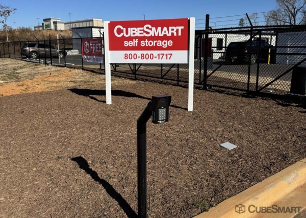 Facility photo: //images.sparefoot.com/medium/2438116989b746afdcc.jpg