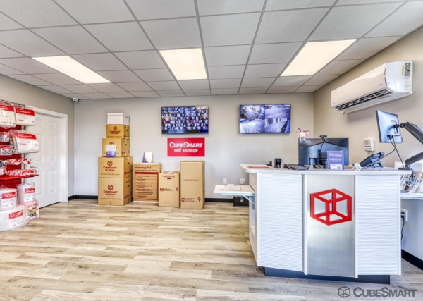 Facility photo: //images.sparefoot.com/medium/24381169e0a55daa05f.jpg