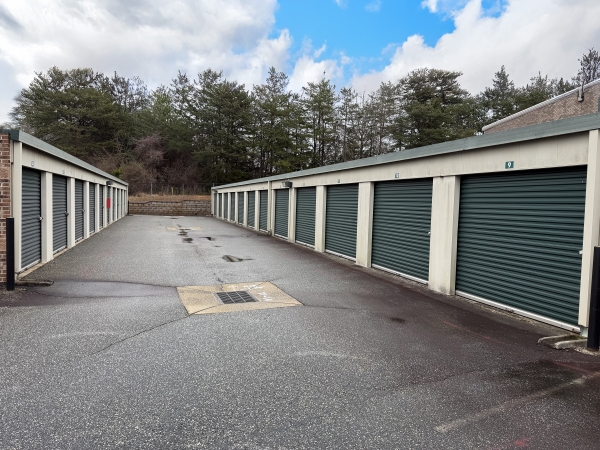 Facility photo: //images.sparefoot.com/medium/2438206971454d077f4.jpg