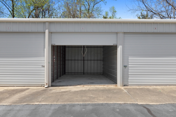 Facility photo: //images.sparefoot.com/medium/24383169700466820f0.jpg