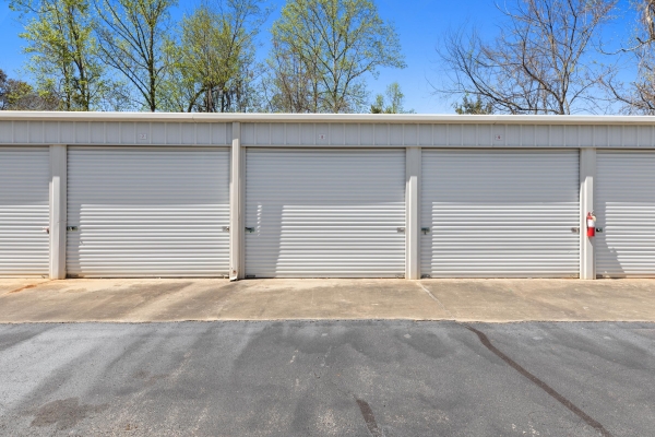 Facility photo: //images.sparefoot.com/medium/2438316970046ad0123.jpg