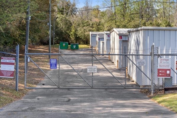 Facility photo: //images.sparefoot.com/medium/24383169779bf108717.jpg