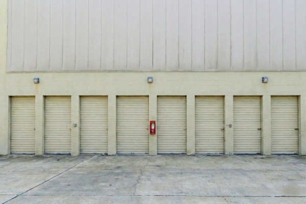 Facility photo: //images.sparefoot.com/medium/24383469729f13acb51.jpg