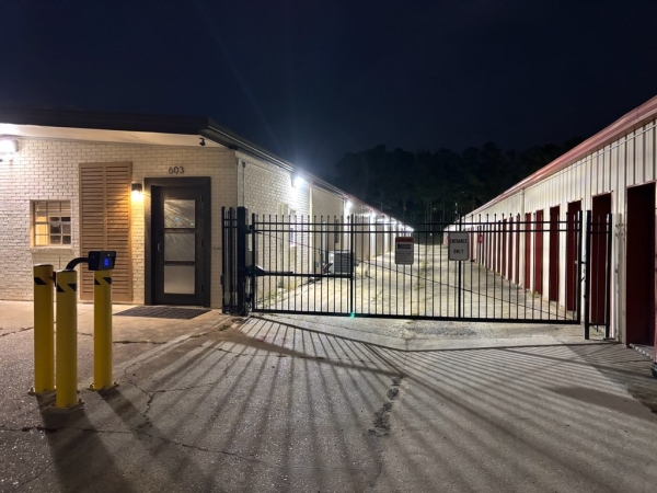 Facility photo: //images.sparefoot.com/medium/24384069726be70febb.jpg