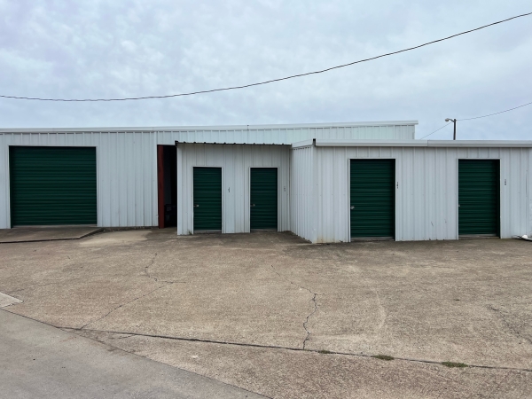 Facility photo: //images.sparefoot.com/medium/2438476973c287c6a4b.jpeg