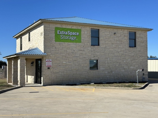 Facility photo: //images.sparefoot.com/medium/2438616994304042975.jpg