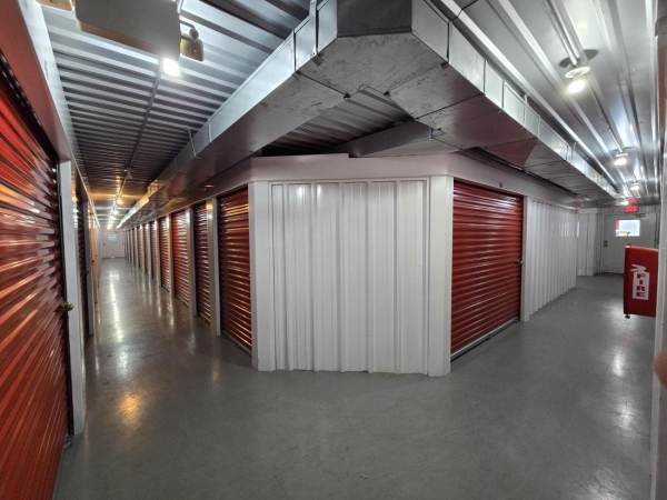 Facility photo: //images.sparefoot.com/medium/2438676994308db045b.jpg