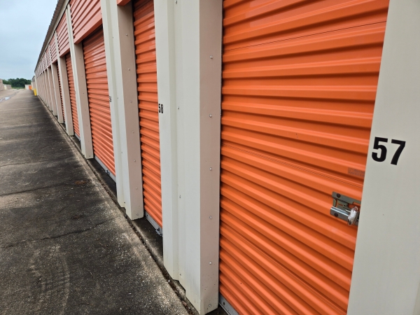 Facility photo: //images.sparefoot.com/medium/24386969fc7fc632eb9.jpg