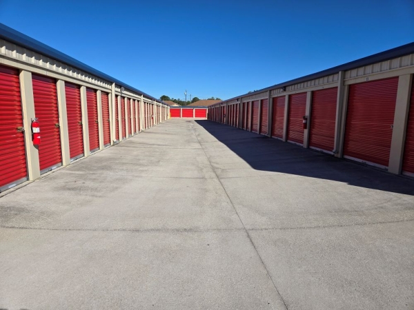 Facility photo: //images.sparefoot.com/medium/243872699430f4ba8b7.jpg
