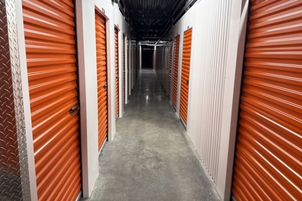 Facility photo: //images.sparefoot.com/medium/24391869f5f9a2b442f.jpg
