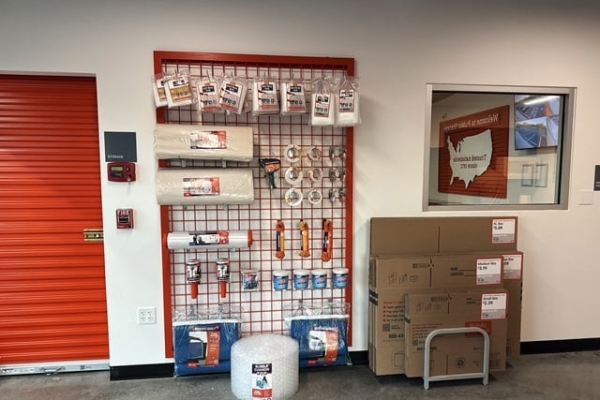 Facility photo: //images.sparefoot.com/medium/24391869f5f9a39f2c9.jpg
