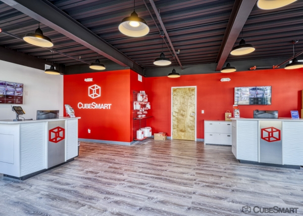 Facility photo: //images.sparefoot.com/medium/2439226a19405d6c3e2.jpg