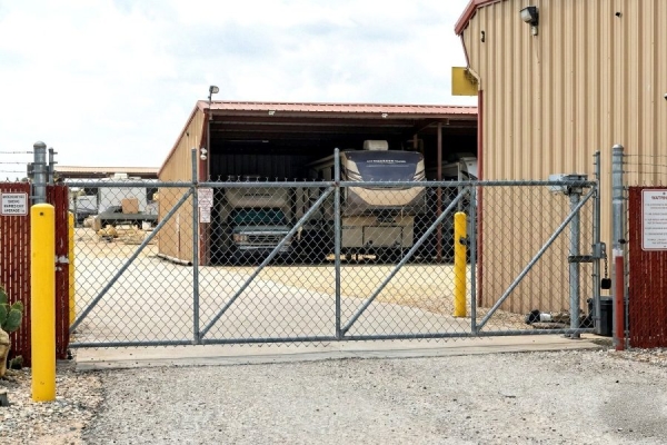 Facility photo: //images.sparefoot.com/medium/243924697b7e9514982.jpg