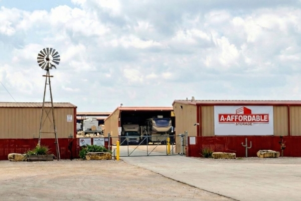 Facility photo: //images.sparefoot.com/medium/243924697b7ff0d9943.jpg