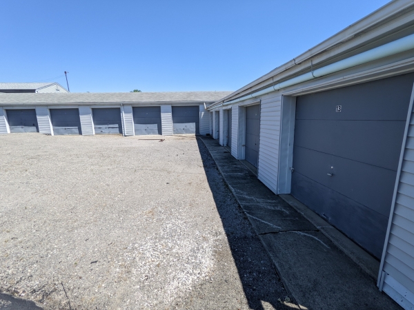 Facility photo: //images.sparefoot.com/medium/243925697a3b3a3d55c.jpeg